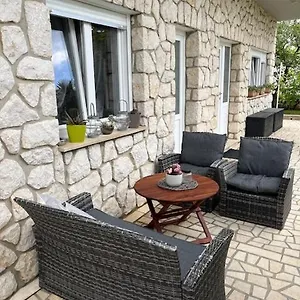 https://apartman-laura-dramalj.primorje-gorskikotar.com